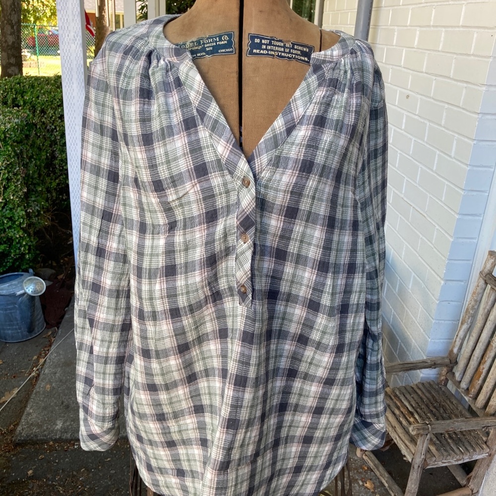 Universal Thread peasant top.